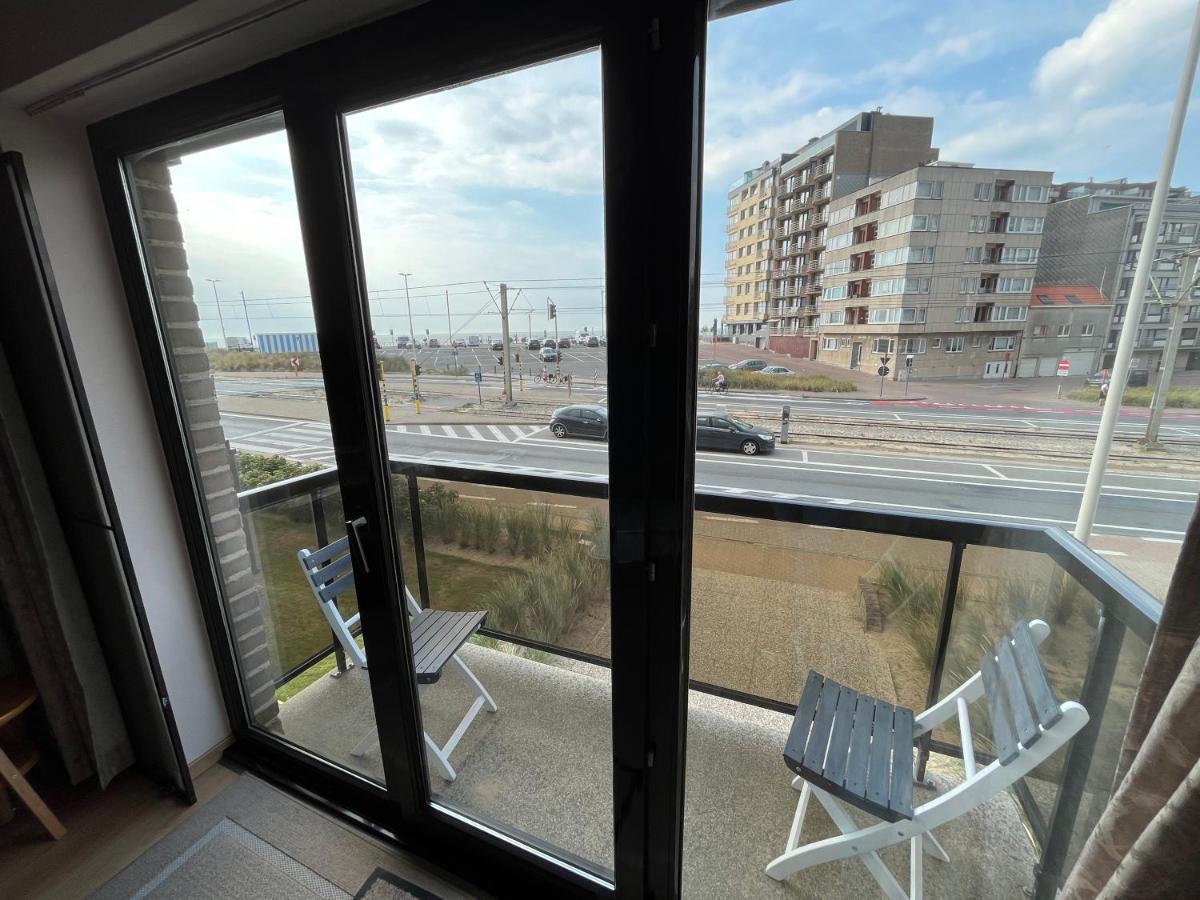 Frontaal Zeezicht In Appartement De Strandjutter Ostend Luaran gambar